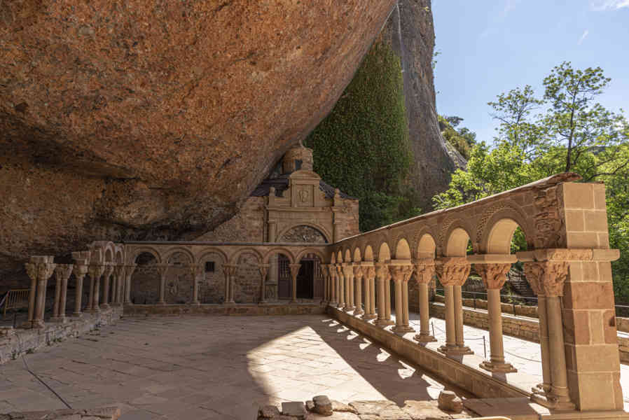 Huesca - real monasterio de San Juan de la Peña 21 - claustro.jpg